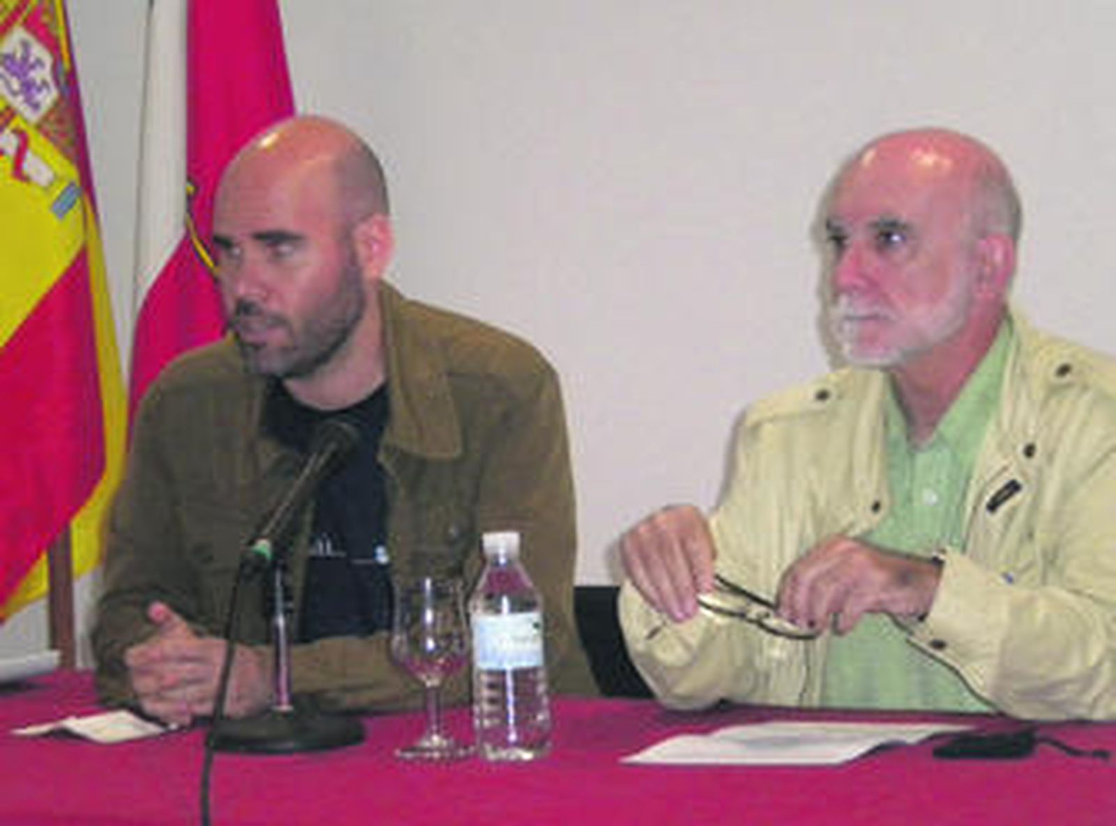 El concejal de Cultura, Javier Mohedano, junto al catedrático Pedro Ruiz, ayer en Tarifa.