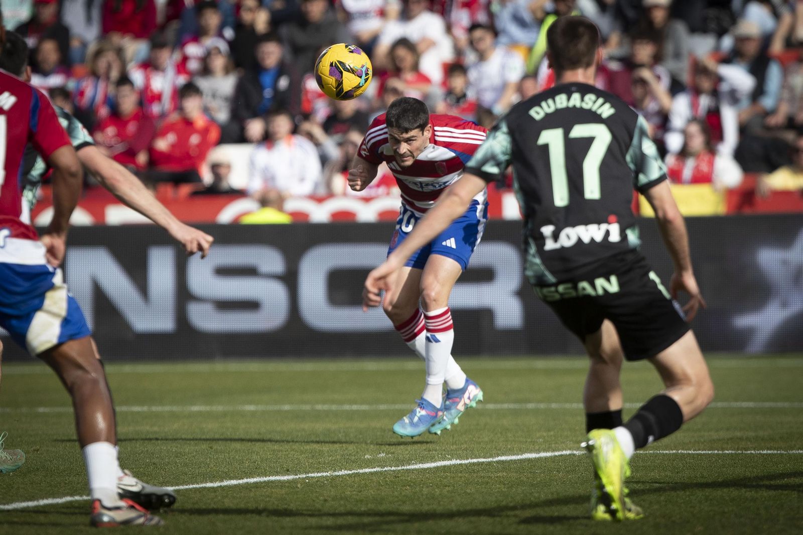 Sergio Ruiz toca el cuero con la cabeza en el duelo ante el Sporting.