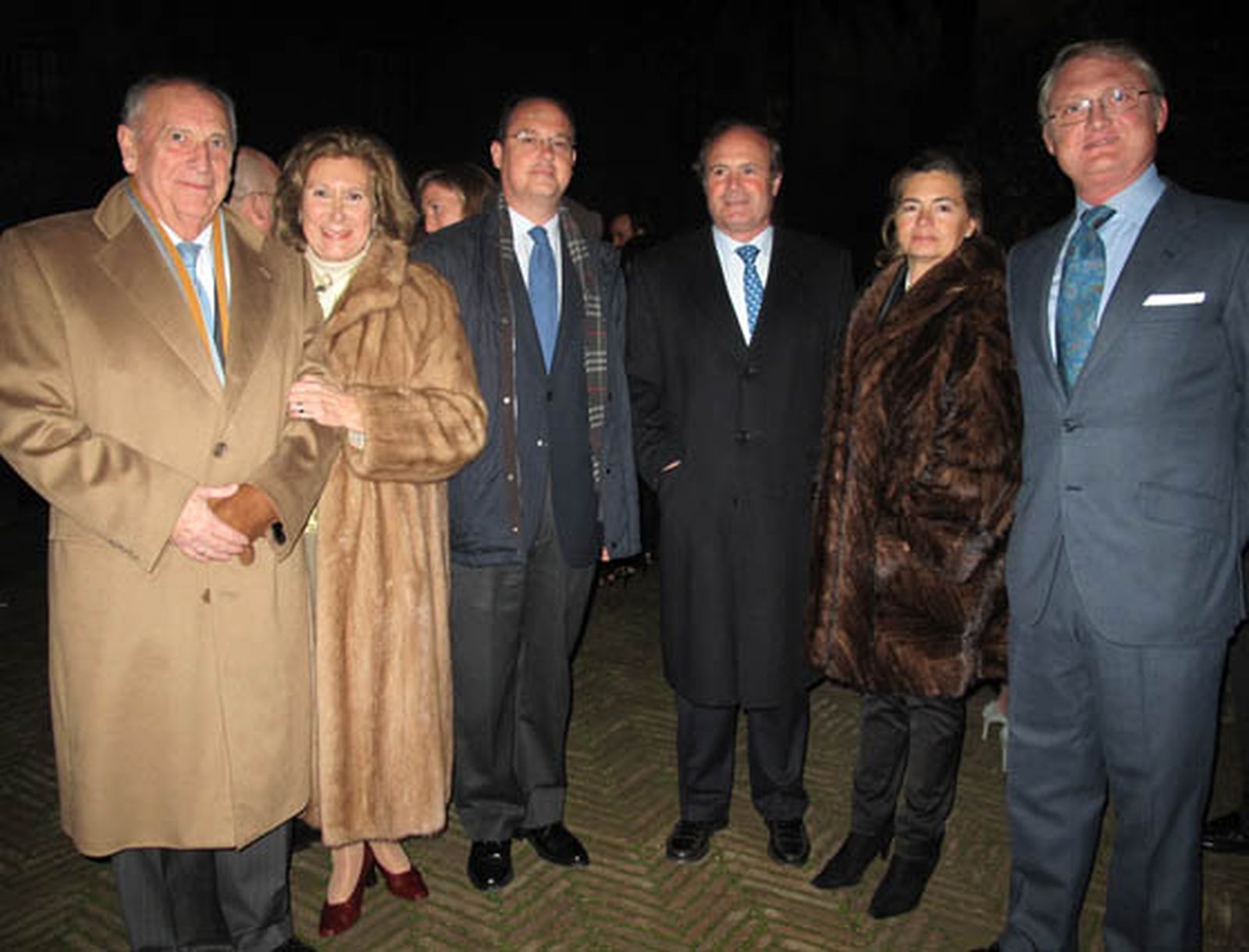 José María Monzón, consejero nacional de la Asociación Católica de Propagandistas); María Antonia Moreno, patrona de la Fundación Avenzoar; Enrique Belloso, delegado diocesano de Apostolado Seglar; Manuel Román, ex presidente del Consejo de Hermandades y Cofradías; Mercedes Riba, y Joaquín López-Sáez, director regional de la COPE.



Foto: Victoria Ramírez