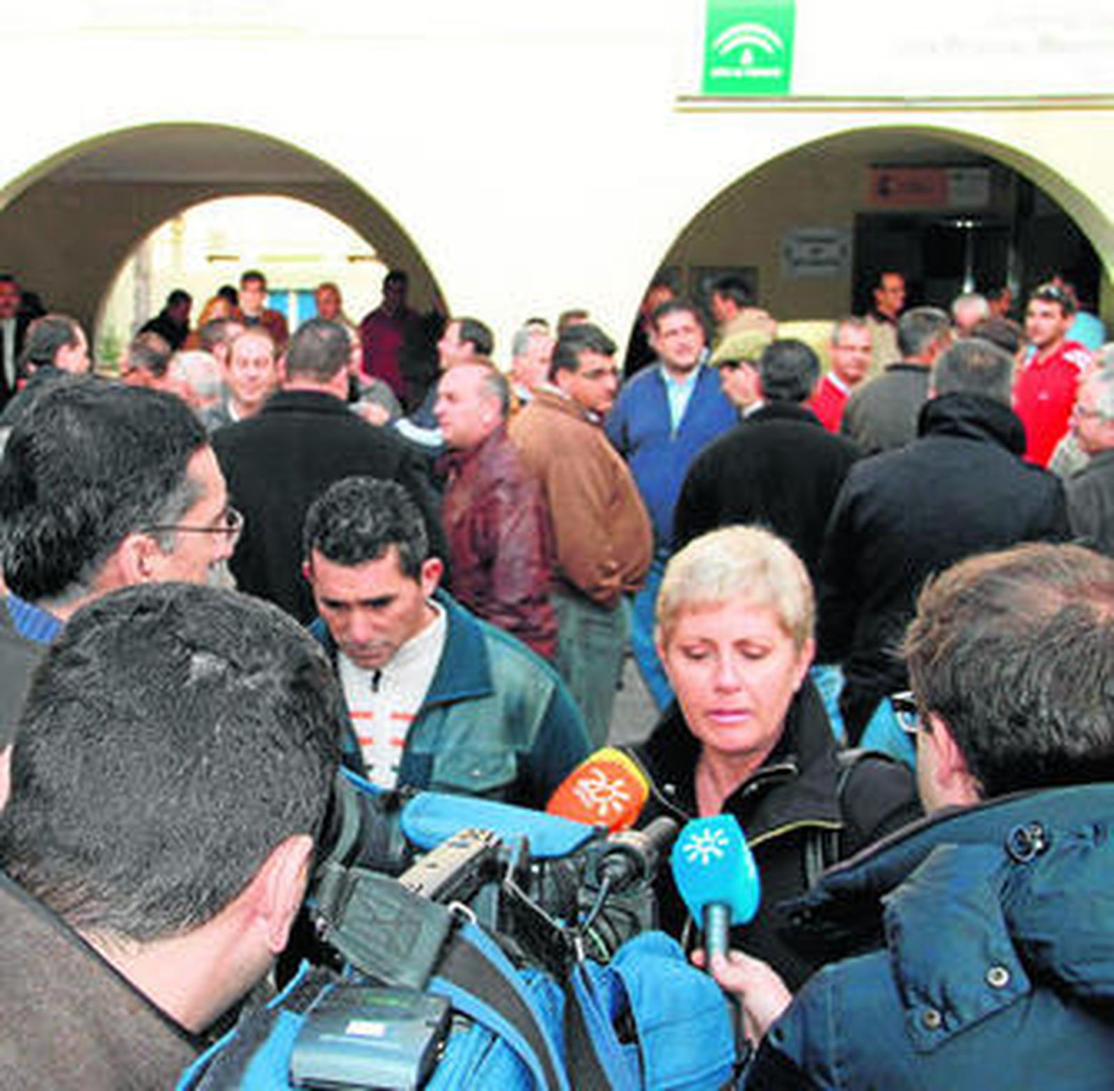 La directora general de Pesca atiende a los medios de comunicación ante la atenta mirada de los pescadores.