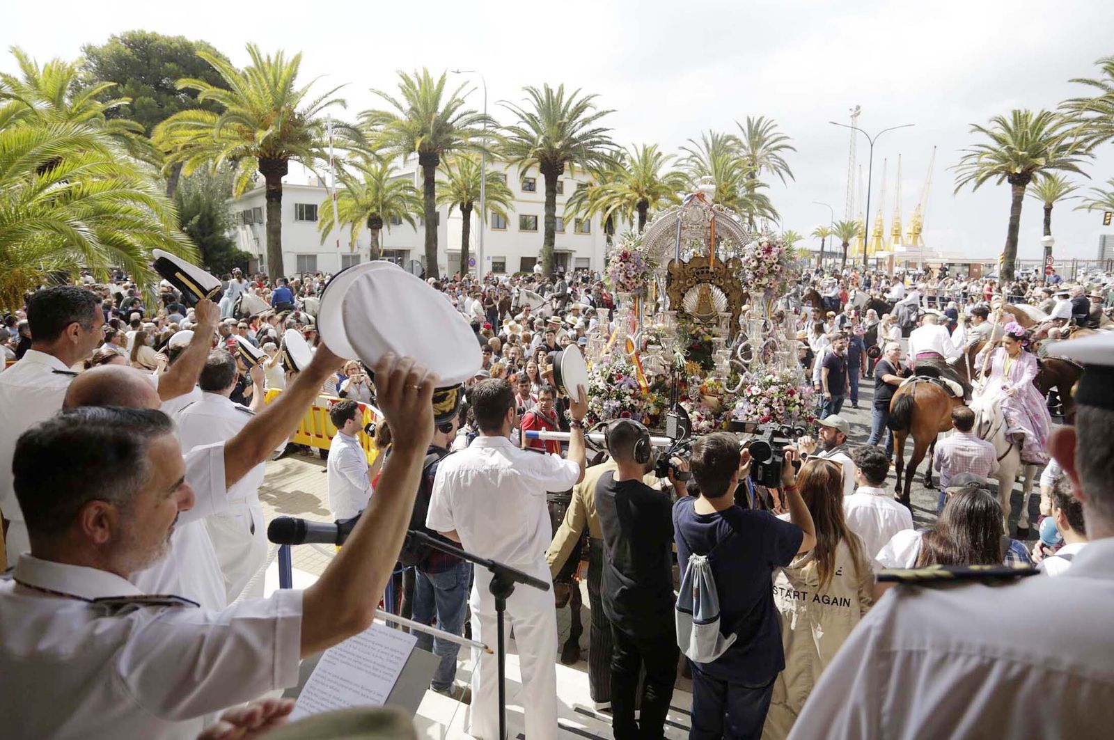 El Rocío 2023: Imágenes de la Hermandad de Emigrantes en su salida de Huelva