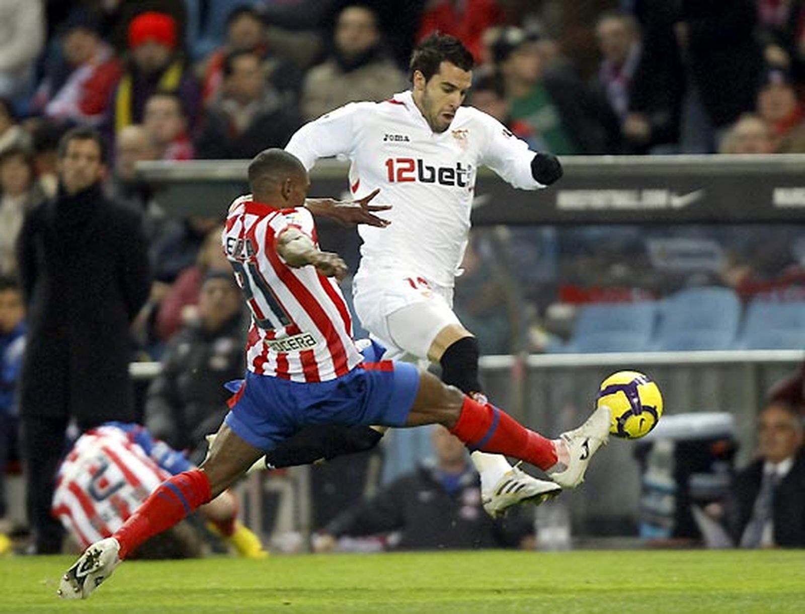 El Sevilla, que se adelantó en el marcador, salió derrotado del Calderón por un gol en propia puerta de Dragutinovic y otro de Antonio López en el 93.

Foto: Reuters / Afp Photo / Efe
