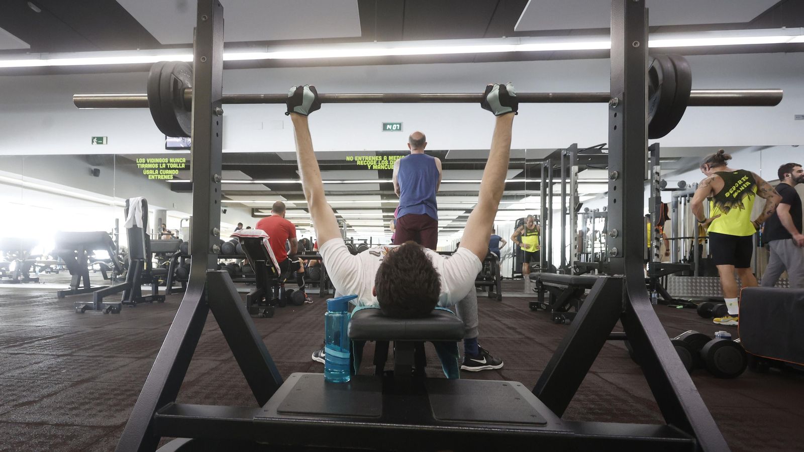 Varias personas mientras entrenan en el gimnasio Viding La Rosaleda en Sevilla.