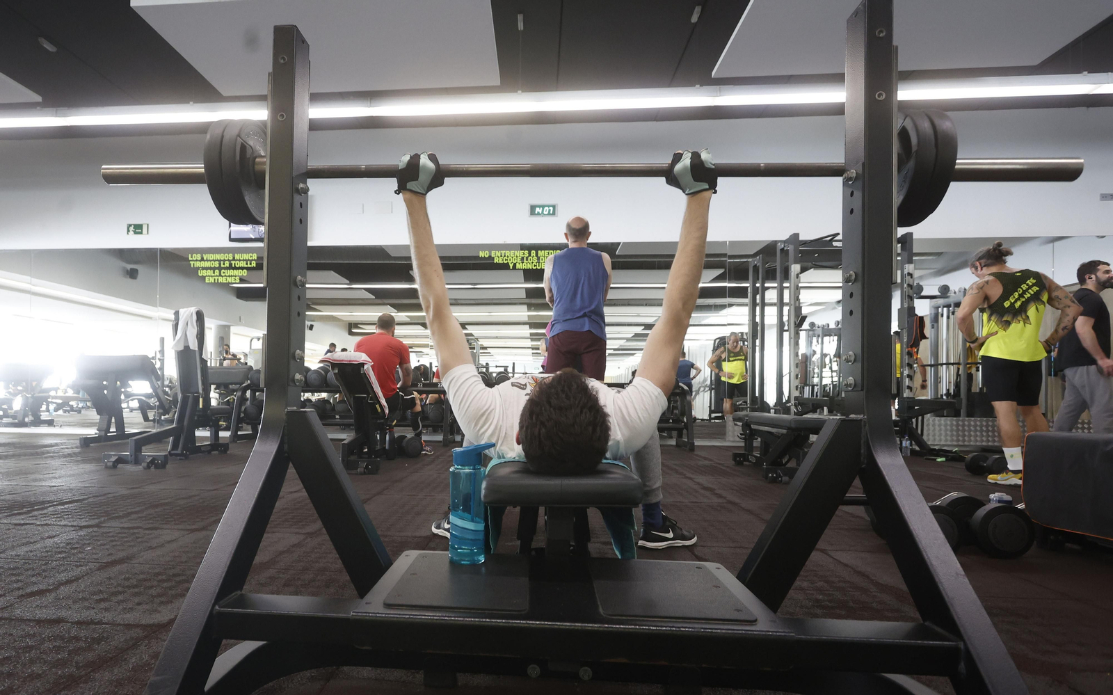 Imágenes del primer día sin mascarilla en interiores