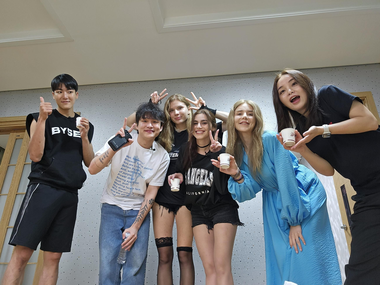 Alba con sus amigos.