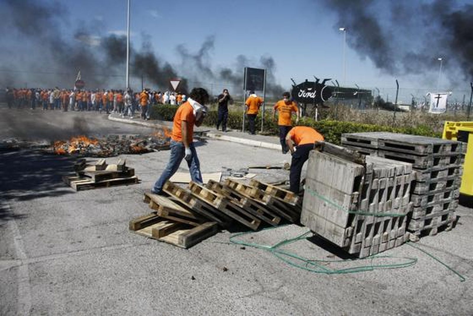 Nueva protesta de los trabajadores de Visteon, que cortan la carretera de Sanlúcar a su paso por la fábrica. 

Foto: A. Mora