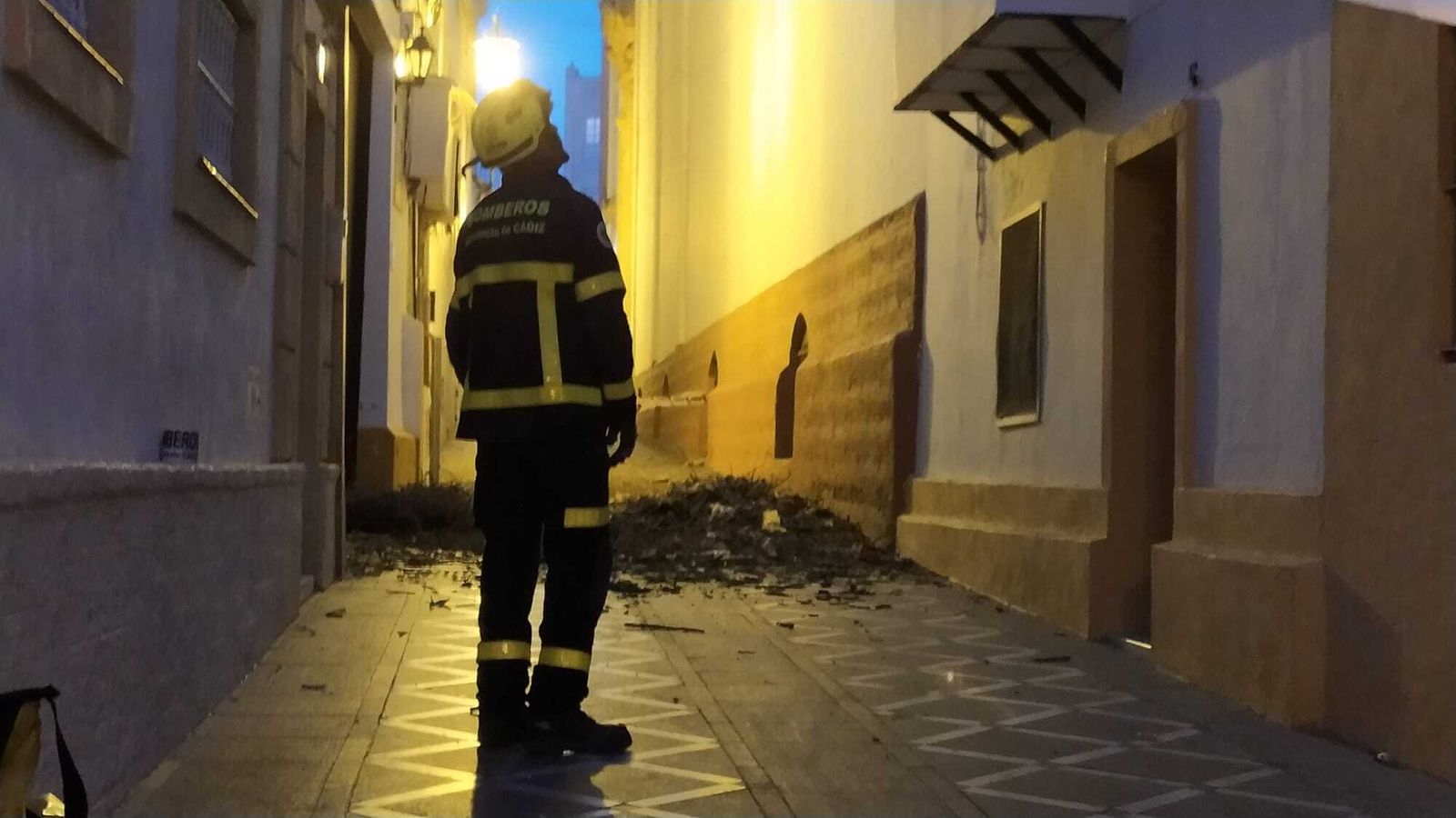 Un bombero durante la intervención llevada a cabo para retirar los restos del nido de cigüeñas de la Iglesia Mayor de San Fernando.