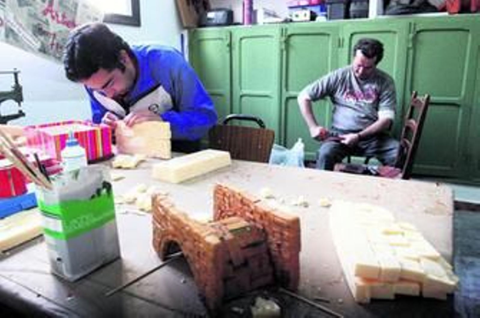 Dos personas trabajan en un taller de empleo de Cáritas dedicado a la carpintería en Huelva.