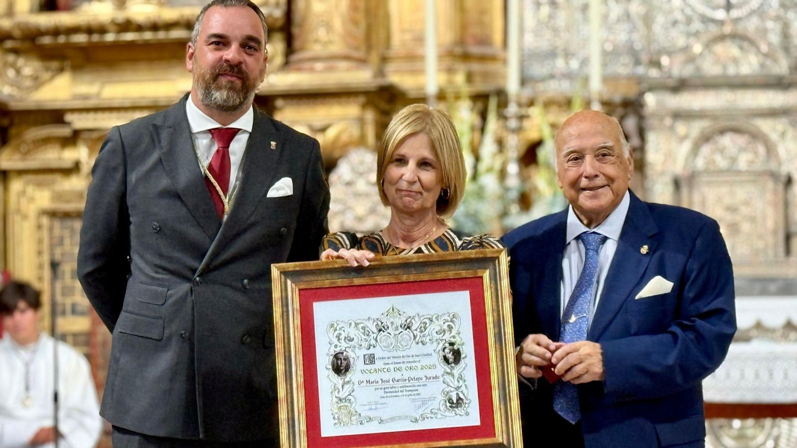 Entrega del reconocimiento de la Hermandad del Transporte a la alcaldesa de Jerez.
