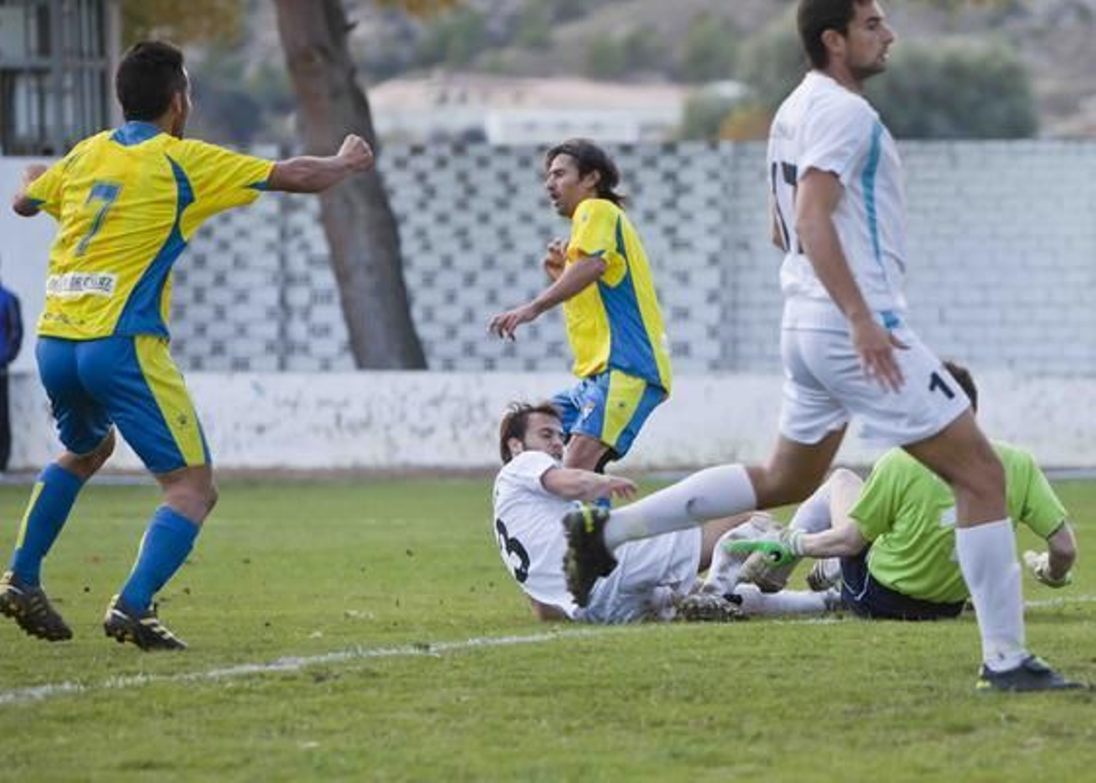 Un tanto de Pachón en el ´39 dio la victoria a los amarillos, que supieron mantener el marcador pese a las expulsiones de Aarón Bueno y Velasco 

Foto: Pascu Mendez/LOF
