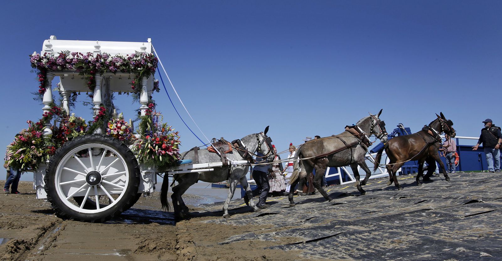 Las primeras hermandades gaditanas cruzan Bajo de Guía