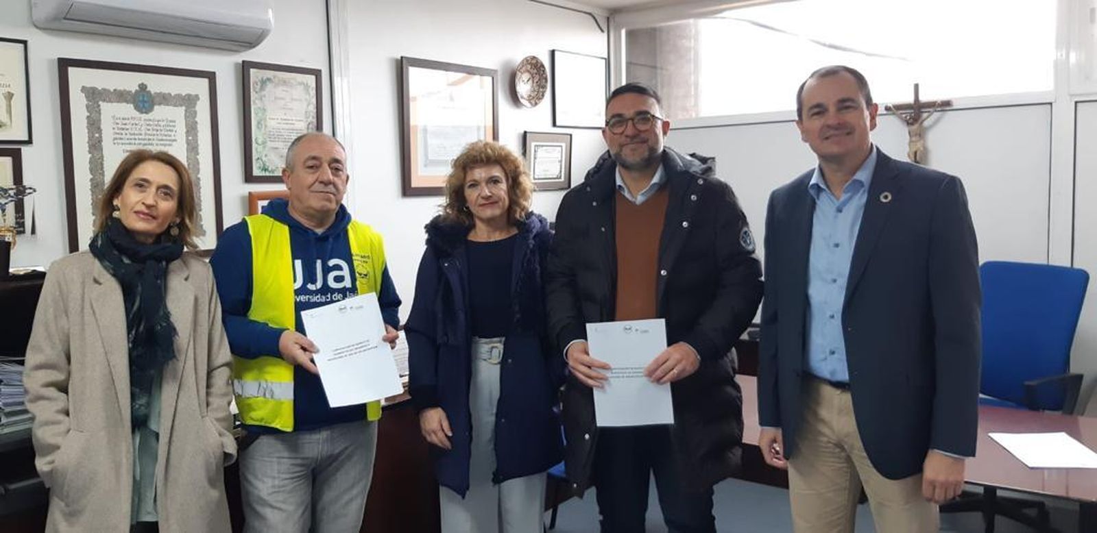 Momento de la firma del acuerdo entre Aguasvira y el Banco de Alimentos de Granada