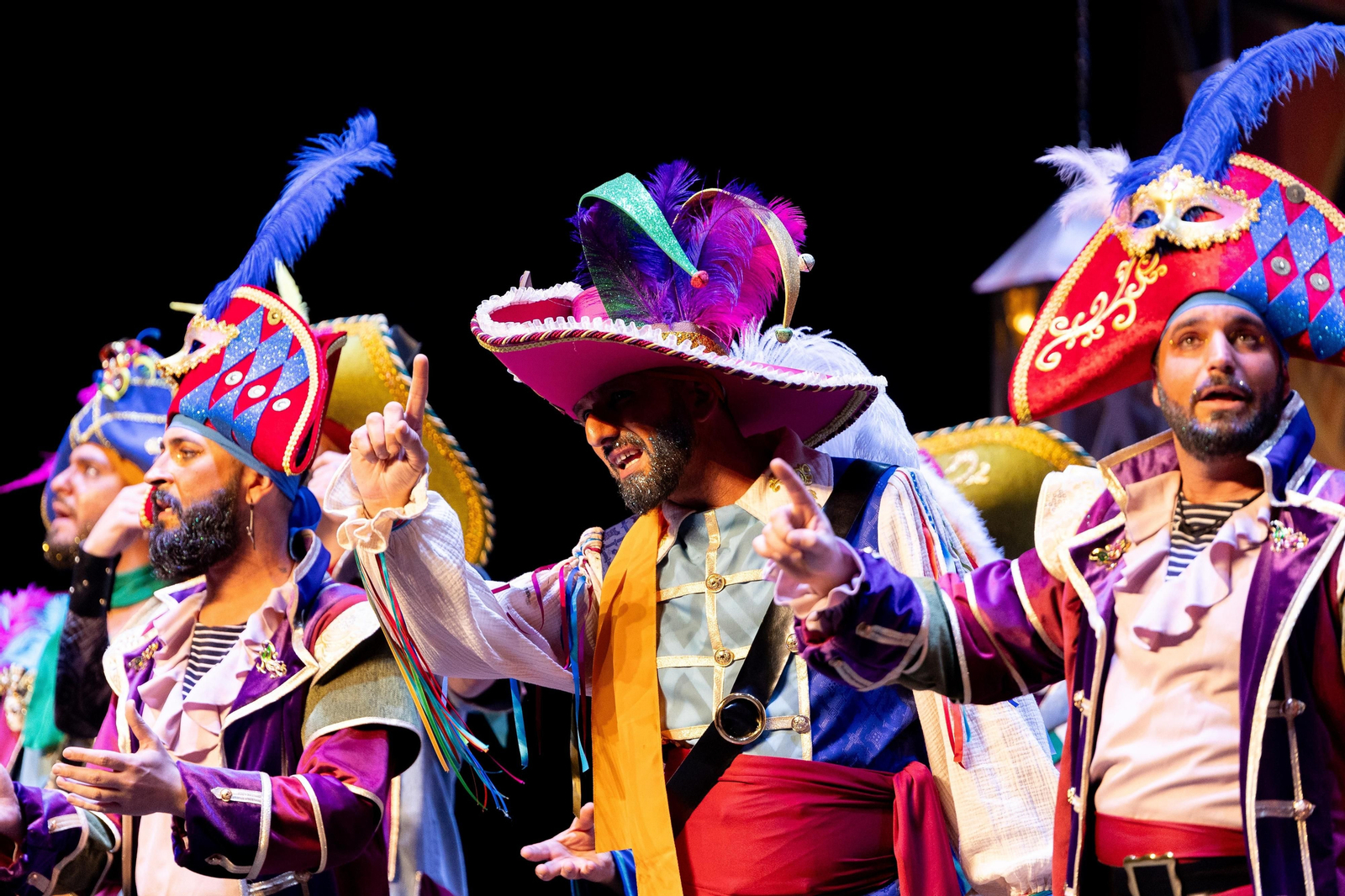 Imágenes de la actuación de la comparsa de Huelva "La Colombina" en el Carnaval Colombino