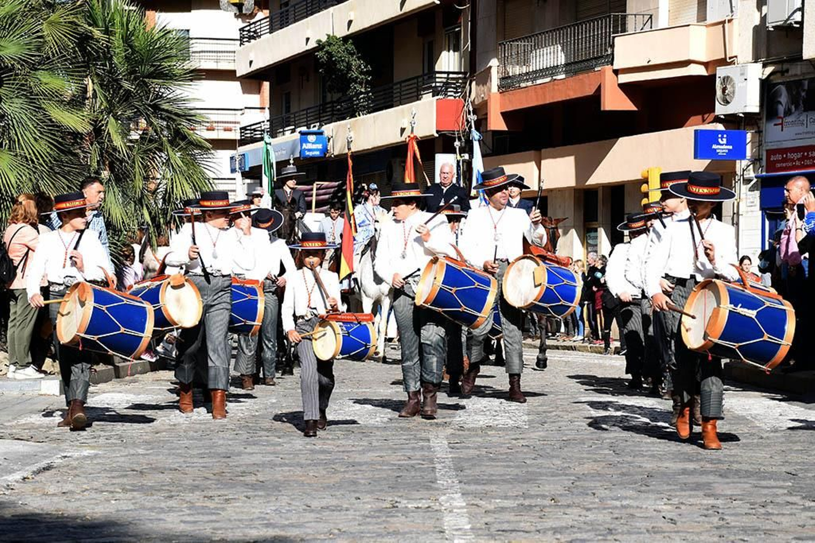 Las mejores imágenes de los peregrinos en la salida de Emigrantes