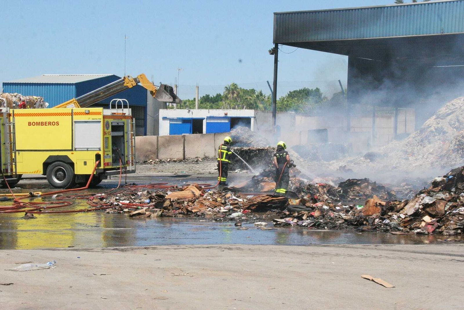 Siguen las labores de extinción del incendio en la Carretera de El Portal