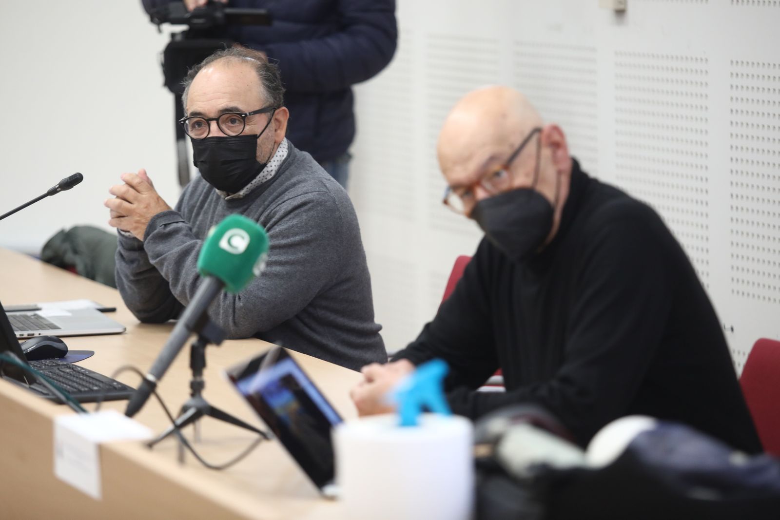 Joaquín Hernández 'Kiki' y Pablo Juliá, durante el taller de fotografía en la UCA.