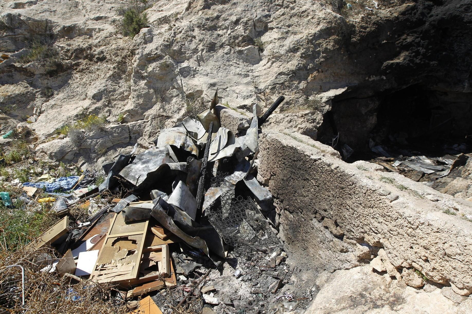 Restos calcinados en la cueva en la que fallecieron los jóvenes este lunes.