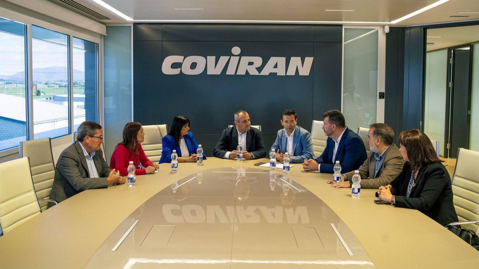 Cuenca mantiene un encuentro con la dirección de Covirán, junto a la vicesecretaria Loli Cañavate, y más representantes socialistas