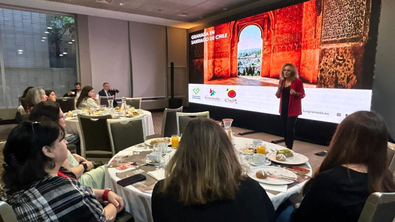 La vicepresidenta Marta Nievas ha mantenido un encuentro con medio centenar de agentes de viaje, periodistas especializados y turoperadores del país