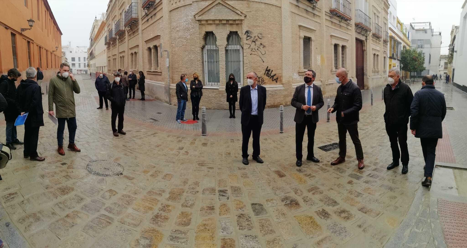 Juan Espadas y el delegado de Hábitat Urbano, Antonio Muñoz, comprueban el estado en el que ha quedado la calle Becas. Juan Espadas y el delegado de Hábitat Urbano, Antonio Muñoz, comprueban el estado en el que ha quedado la calle Becas.