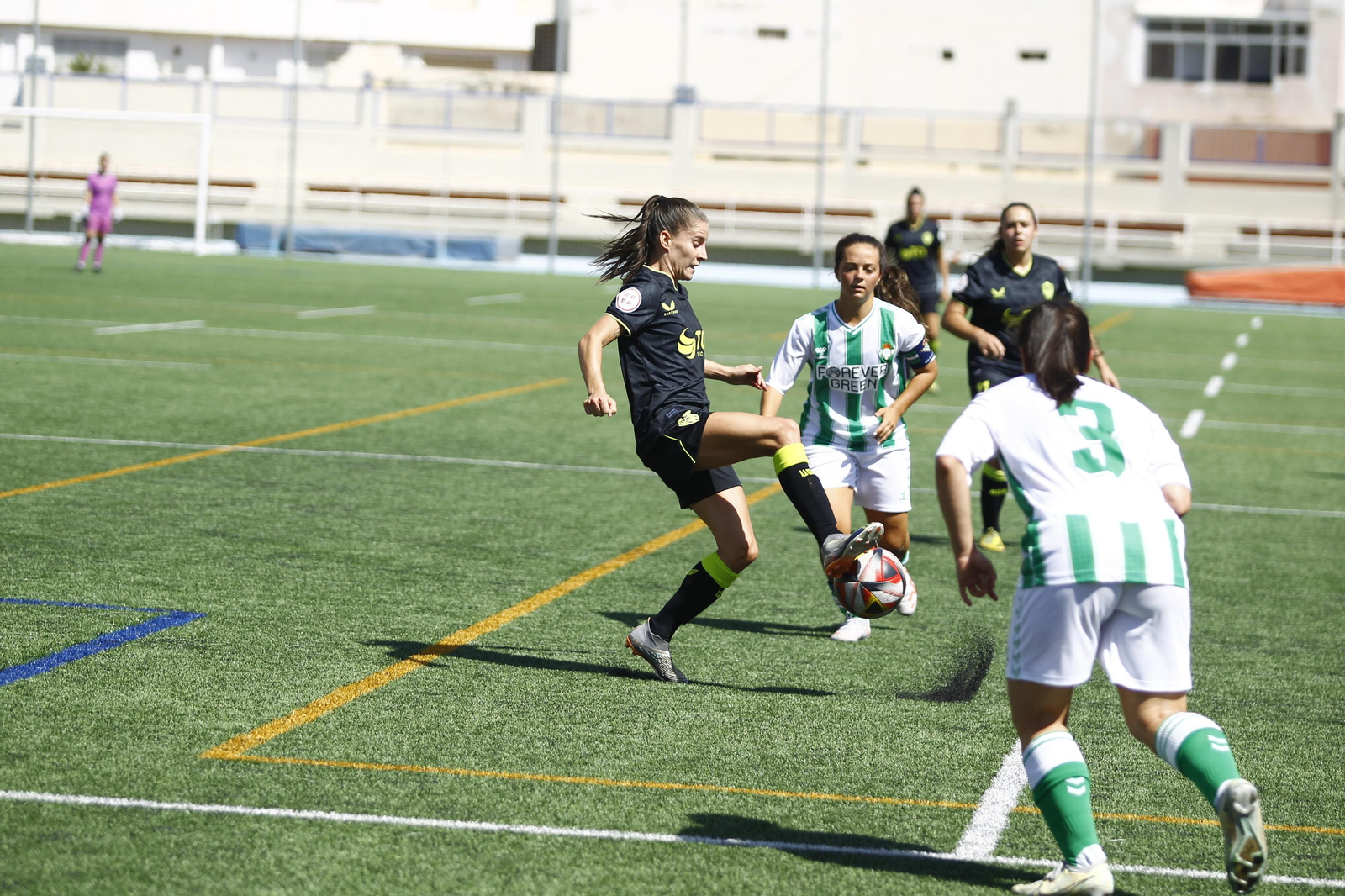 Jessi controla un balón durante un partido del conjunto almeriense en el Estadio de La Juventud Emilio Campra.