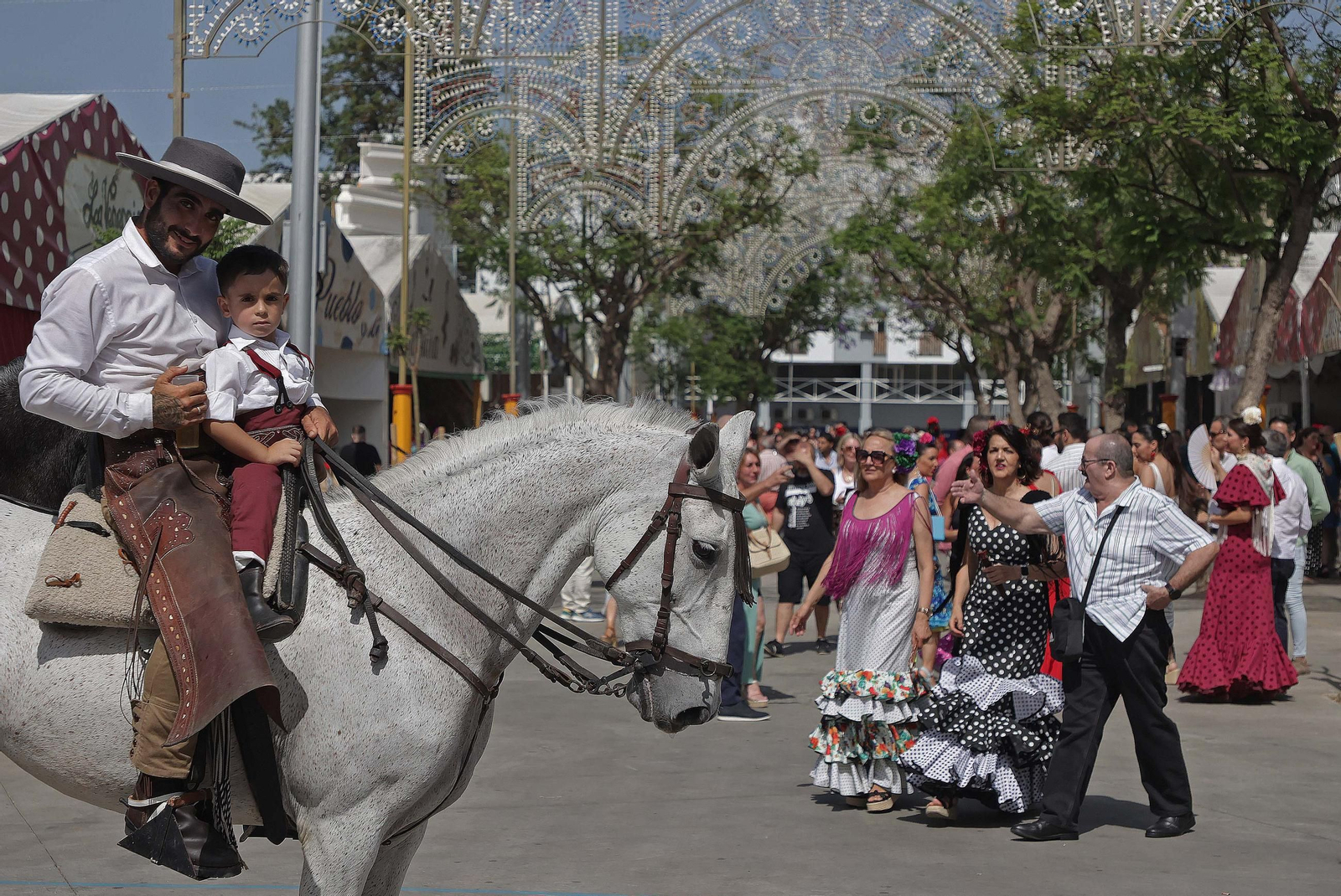 Búscate en las fotos del Domingo por Sevillanas de la Feria Real de Algeciras 2025