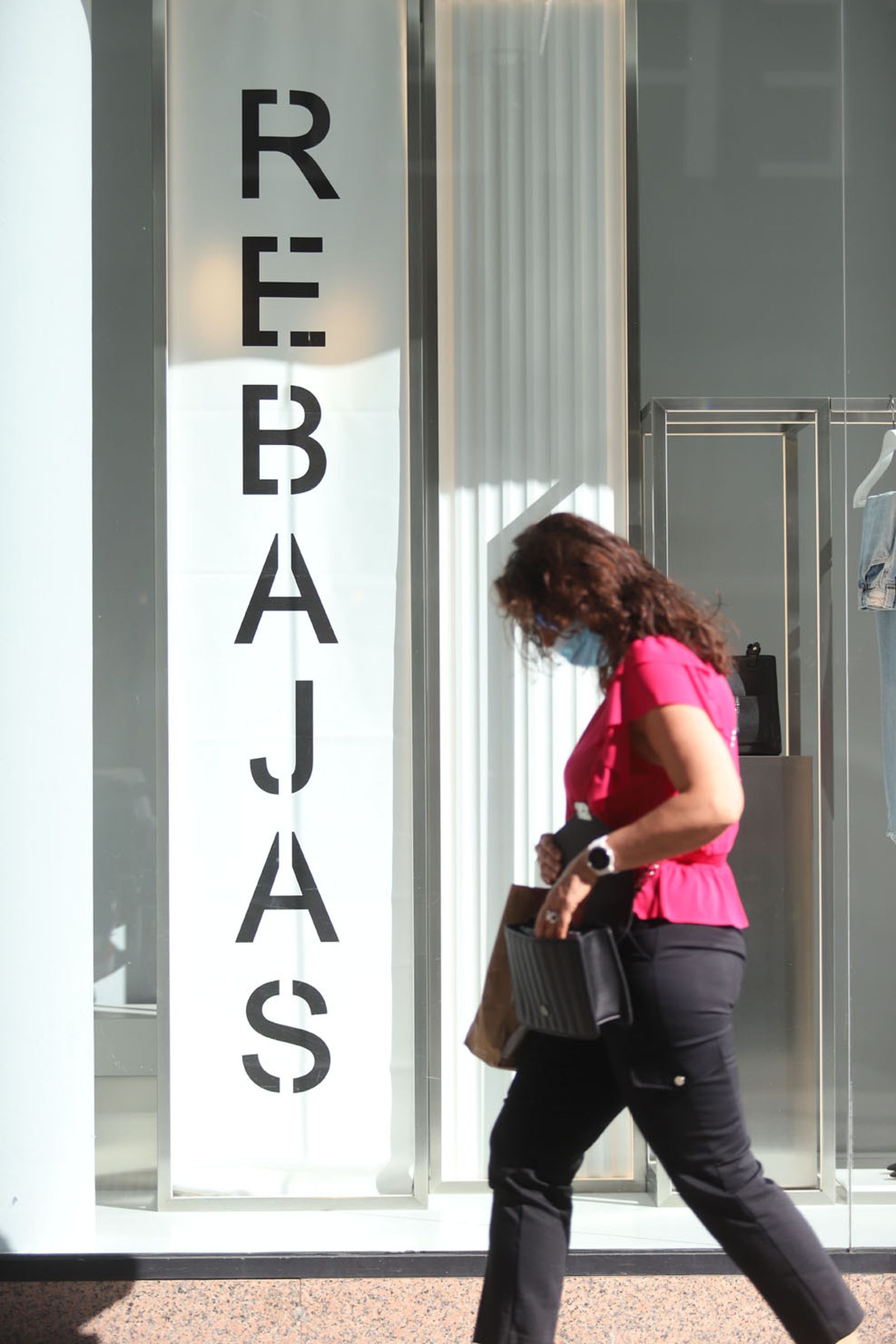 Imágenes de las rebajas de verano en la nueva normalidad