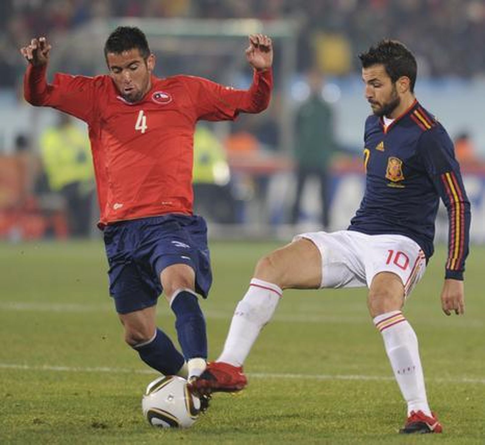 Cesc reforzó el centro del campo. / Reportaje gráfico: EFE, Reuters, AFP.