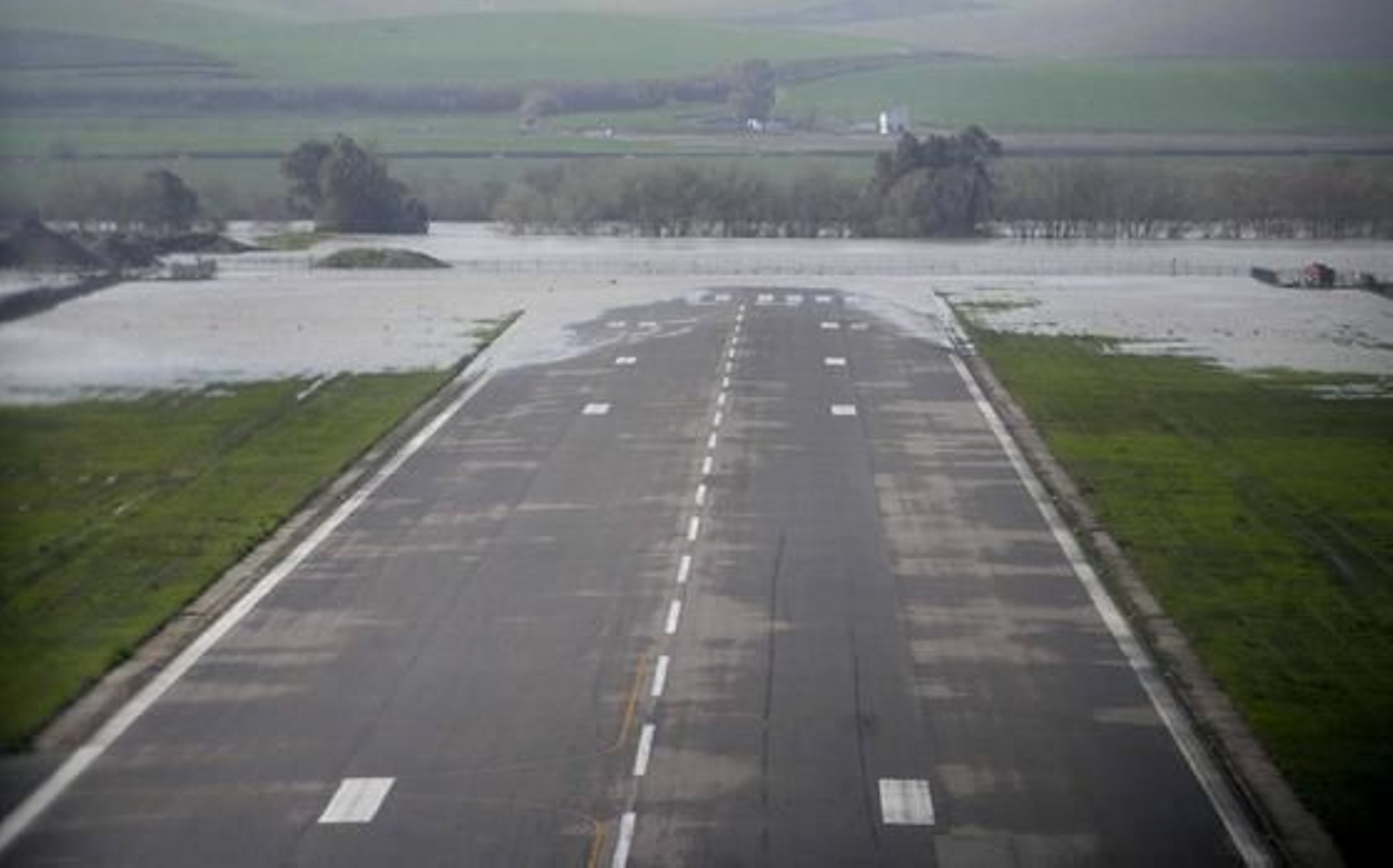 Vista aérea del cauce del río Guadalquivir desbordado a su paso por la zona del aeropuerto, la urbanización Altea y Córdoba. / José Martínez