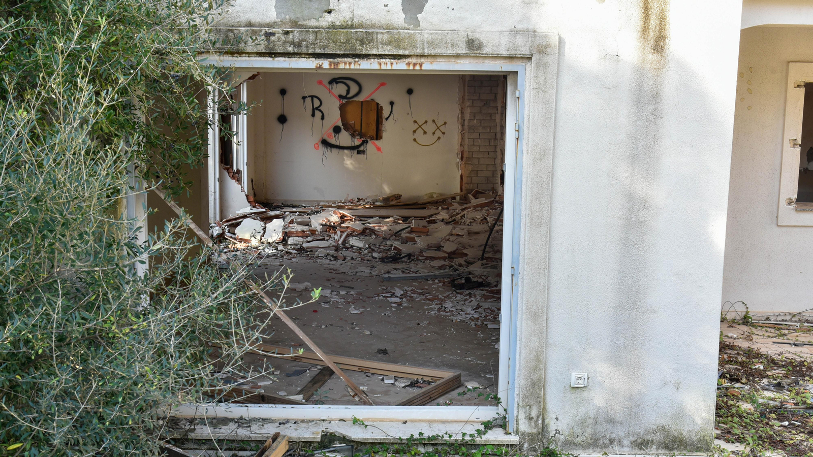 Fotos de la urbanización abandonada en Cortijo Grande, en Los Barrios
