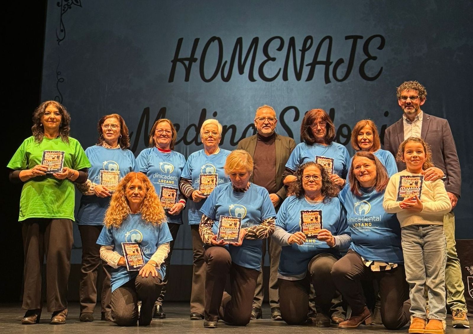 Uno de los grupos homenajeados posa con las autoridades locales.