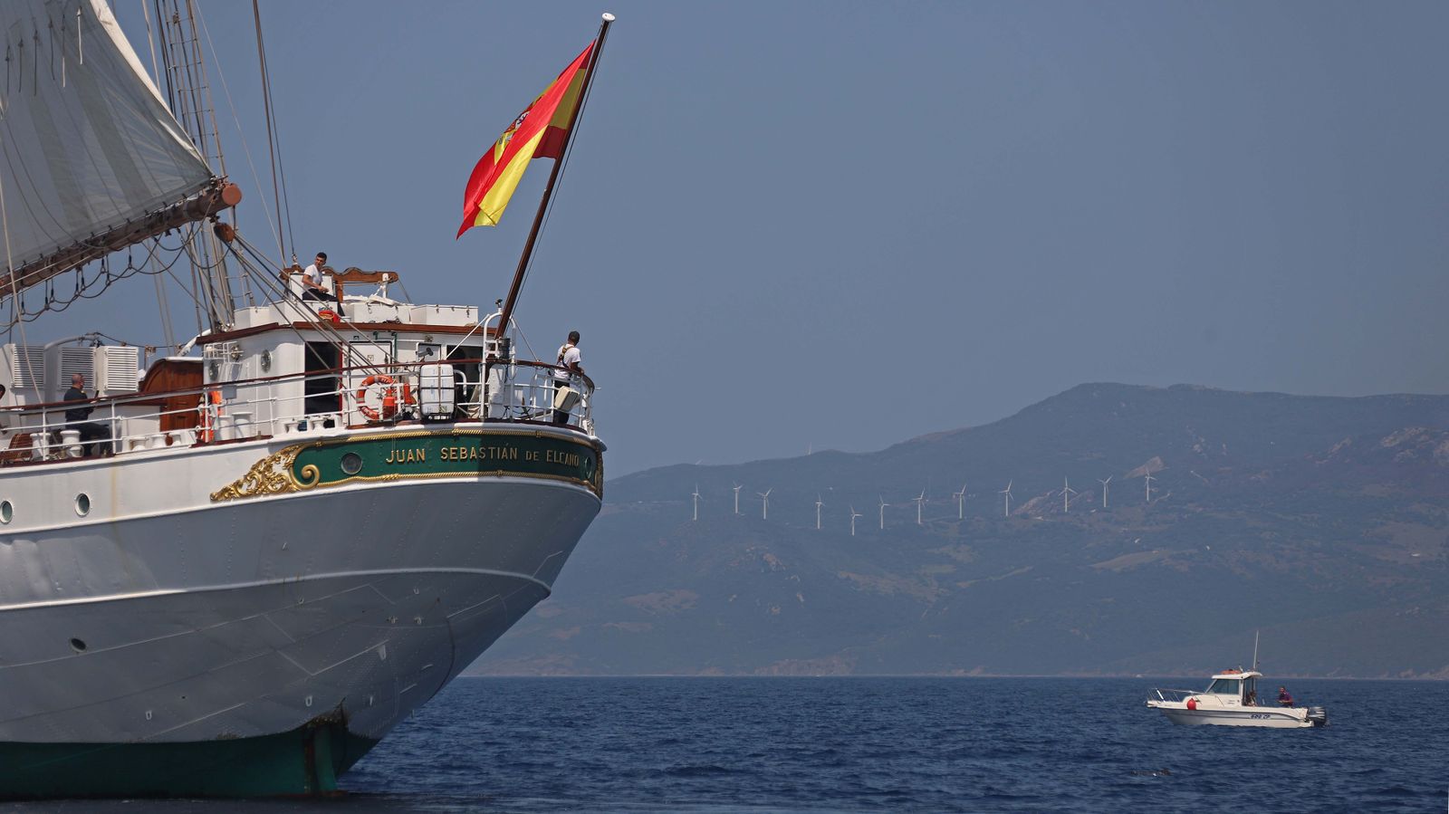 Fotos del 'Juan Sebastián Elcano' navegando por el Estrecho