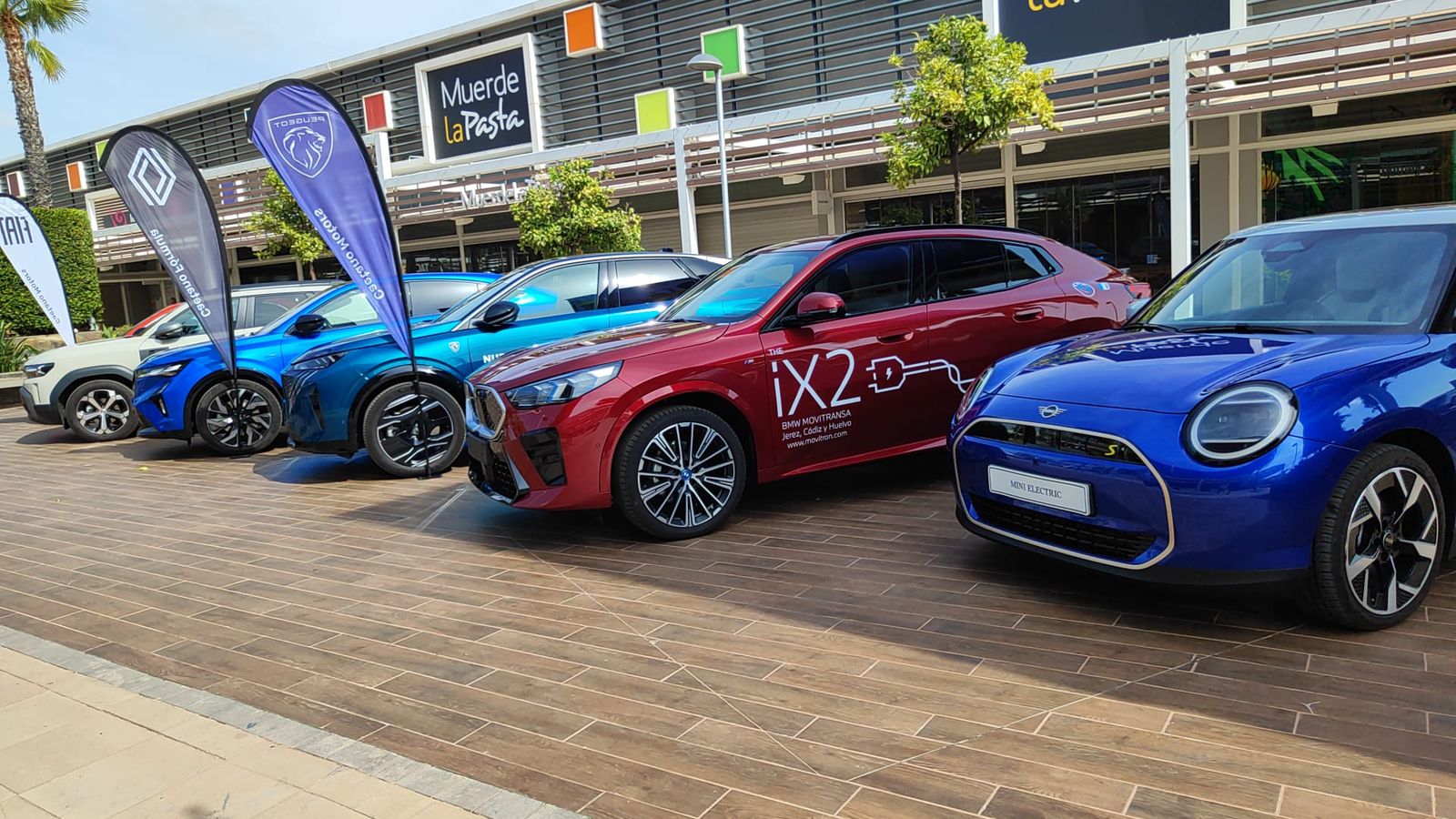 Imagen de algunos de los vehículos de la muestra.