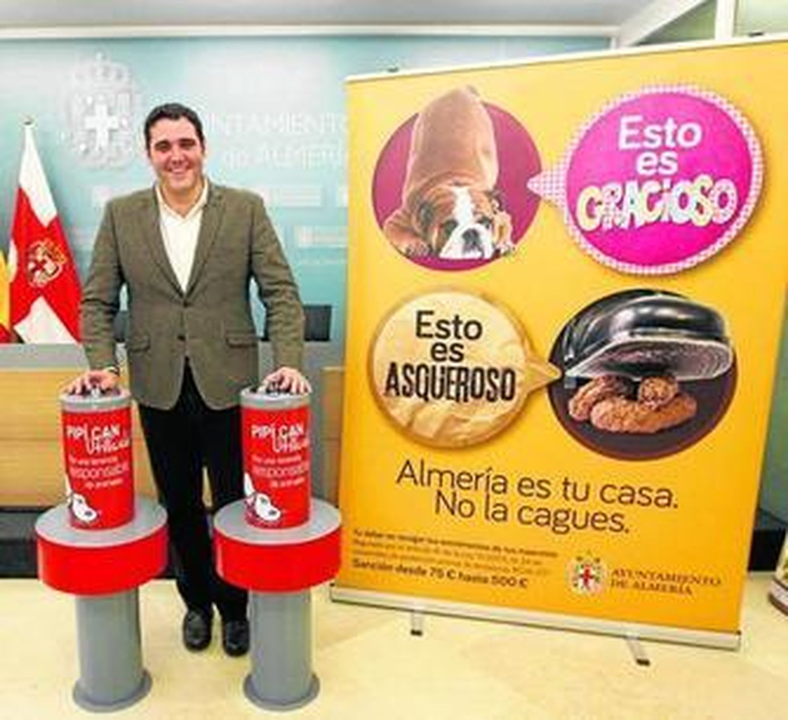 El concejal de Servicios Municipales, Juan José Alonso, durante la presentación de la campaña y el nuevo pipican.