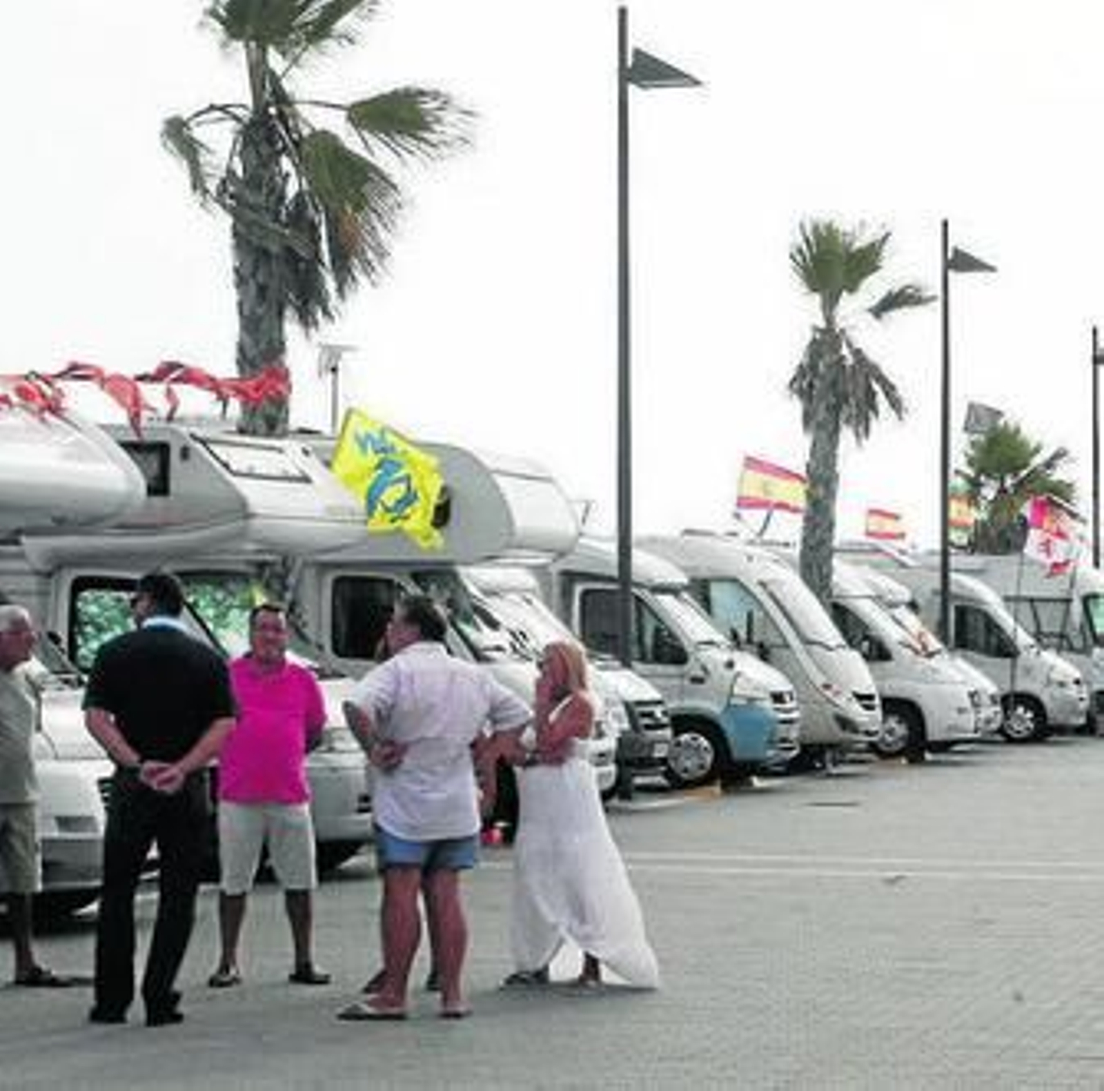Caravanas y participantes, ayer en la zona portuaria.