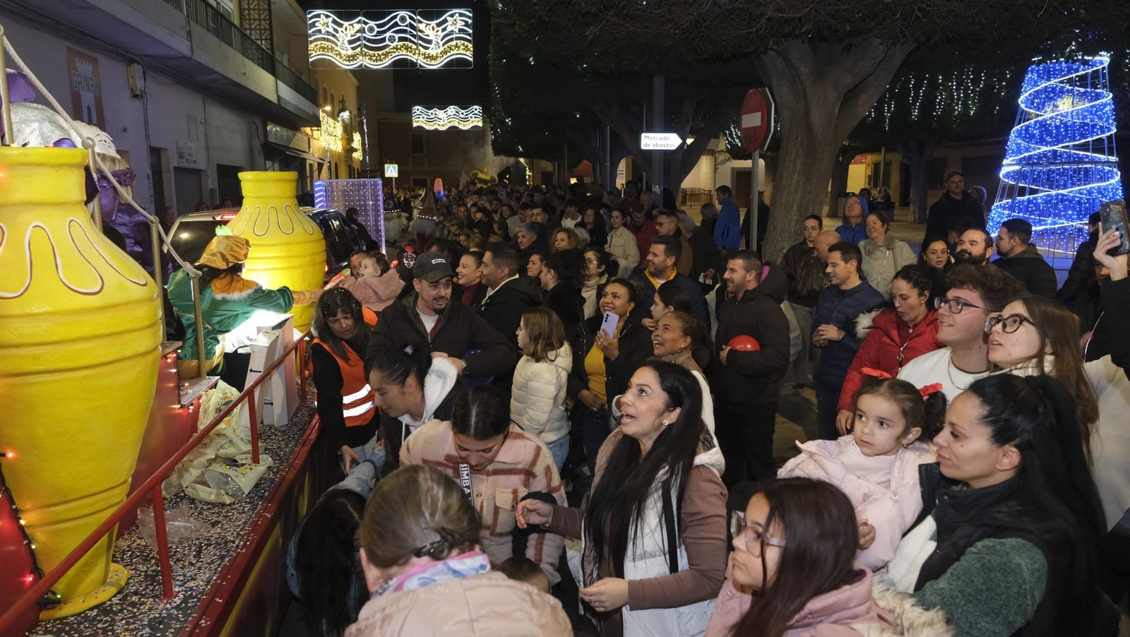 Imágenes de la cabalgata de Huércal de Almería: miles de personas reciben a los Reyes Magos