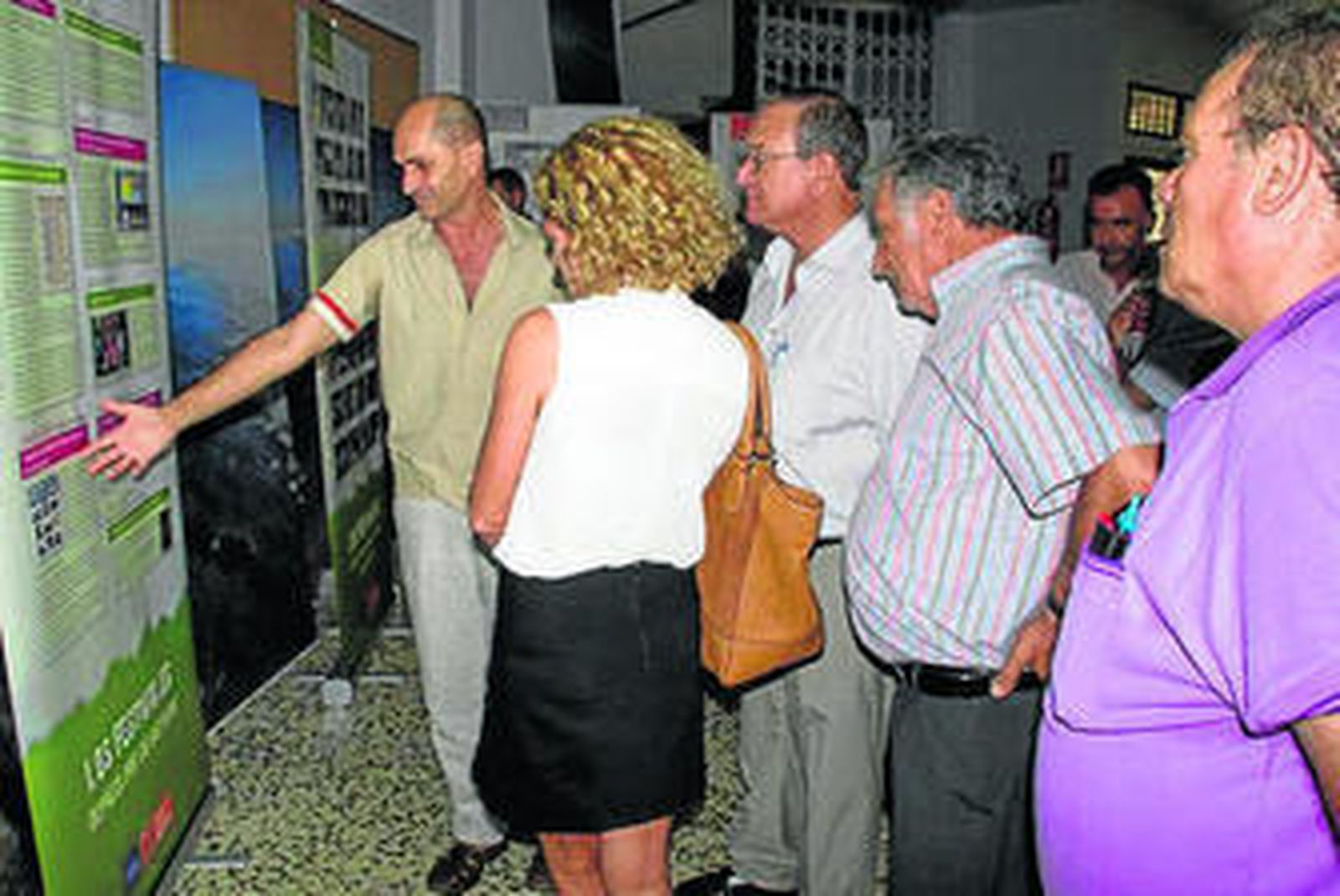 Pepe Criado explicando la exposición sobre el trovo.