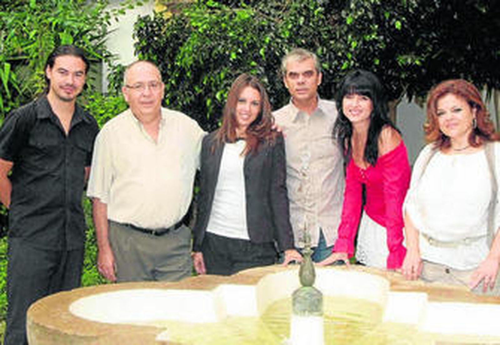 Antonio J. Ruiz Sarmiento con parte del equipo artístico del corto.