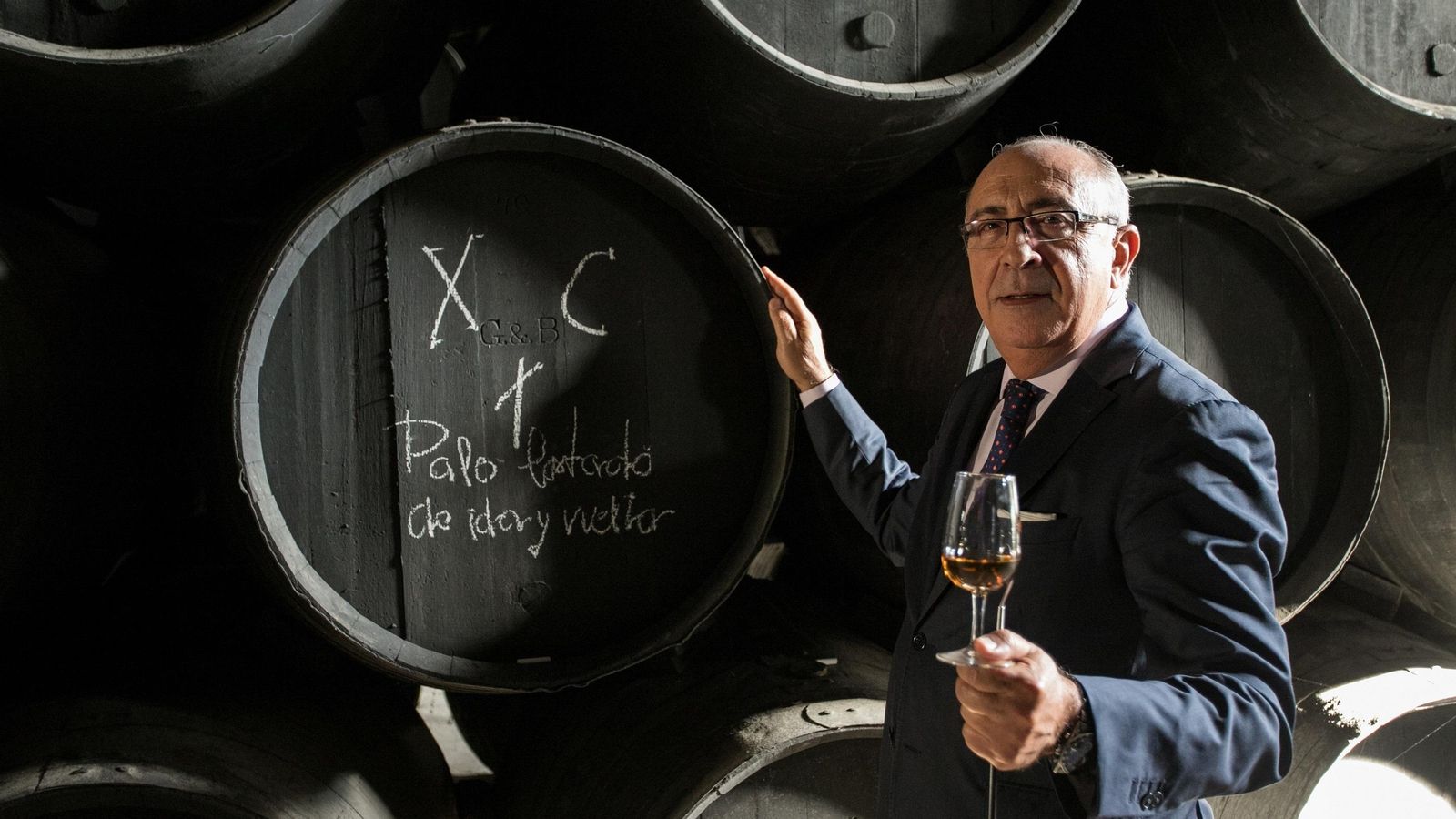 El enólogo de González Byass, junto a la bota con el vino de 'ida y vuelta'.