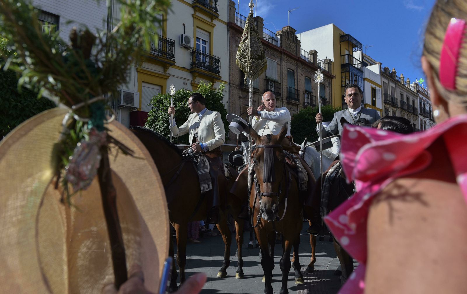 La salida de la Hermandad del Rocío de Triana, en imágenes