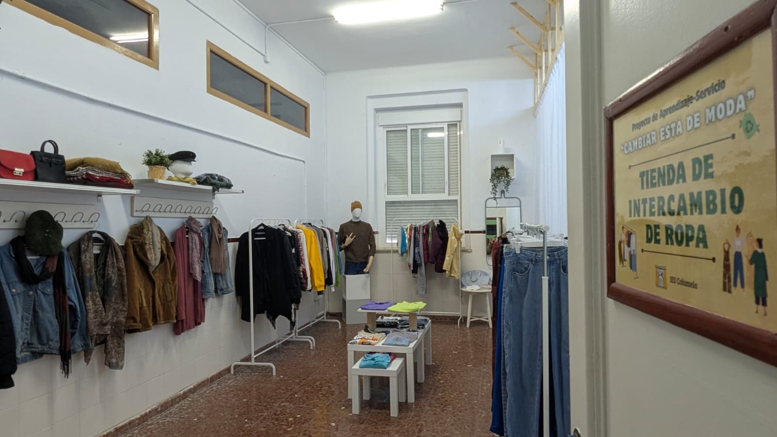 La tienda del proyecto `Cambiar está de Moda' en el IES Columela.