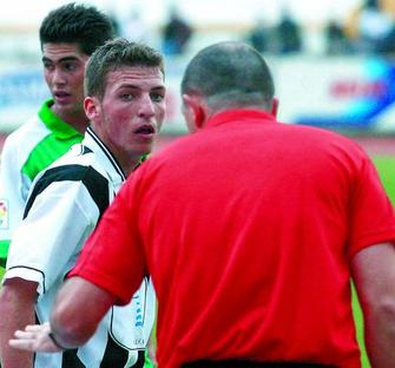 1. Ismael Chico, en su primer partido con la Balona en el estadio Municipal de La Línea. 2. El capitán, con sólo 18 años, pugna por el esférico durante un Balona-Córdoba B. 3. Una formación del conjunto albinegro en la temporada 2003-04, con Ismael Chico abajo en el centro. 4. Futbolistas de la Balompédica festejan un tanto en el estadio Anduva de Miranda de Ebro, donde el equipo logró el último ascenso a la Segunda división B. 5. El de La Atunara, en un duelo de la presente andadura, en el que ha jugado en cuatro puestos /Fotos: E. S.