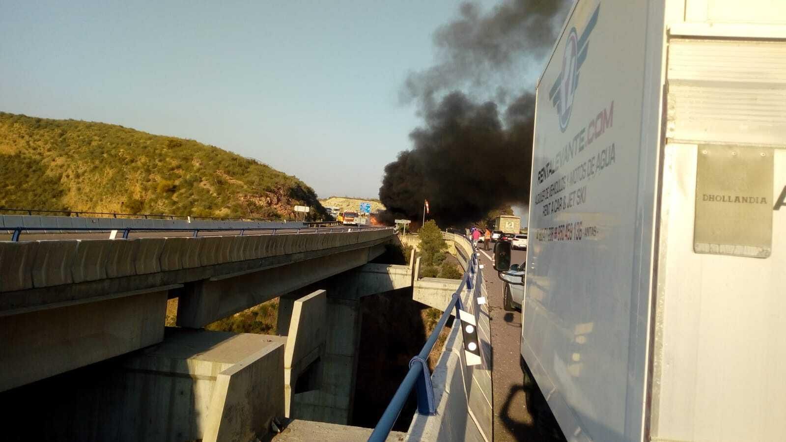 Grave accidente entre un camión y varios turismos en la autovía A-7 en Los Gallardos.