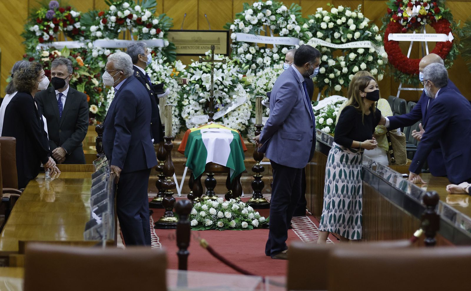 Las imágenes de la capilla ardiente de Manuel Clavero en el Parlamento de Andalucía
