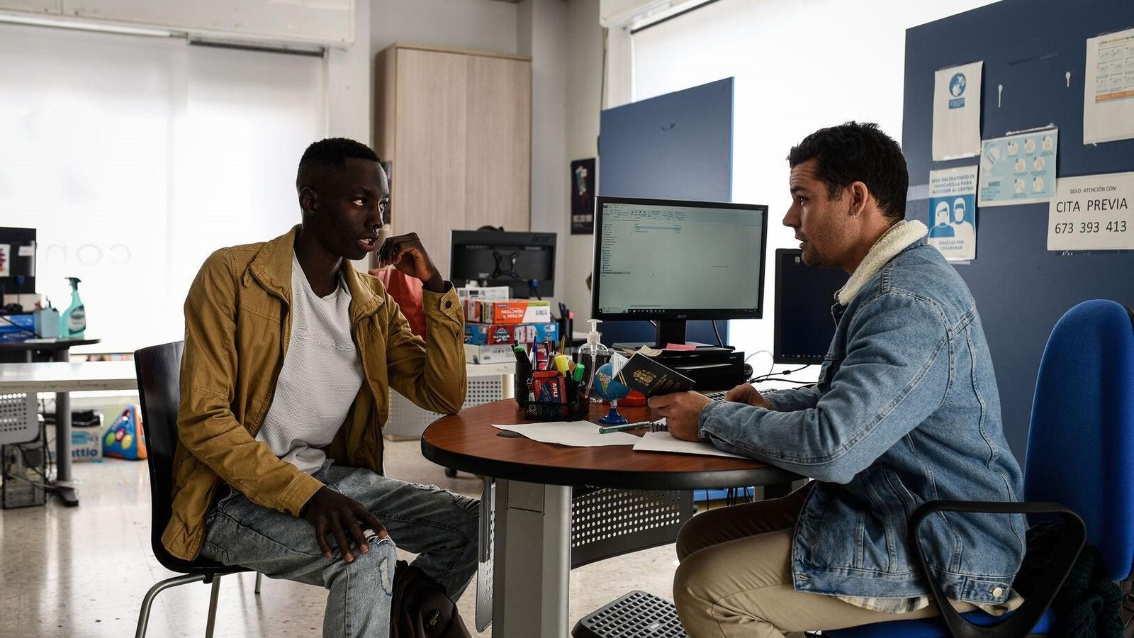 Trabajador de Cepaim atendiendo a un migrante en sus instalaciones.