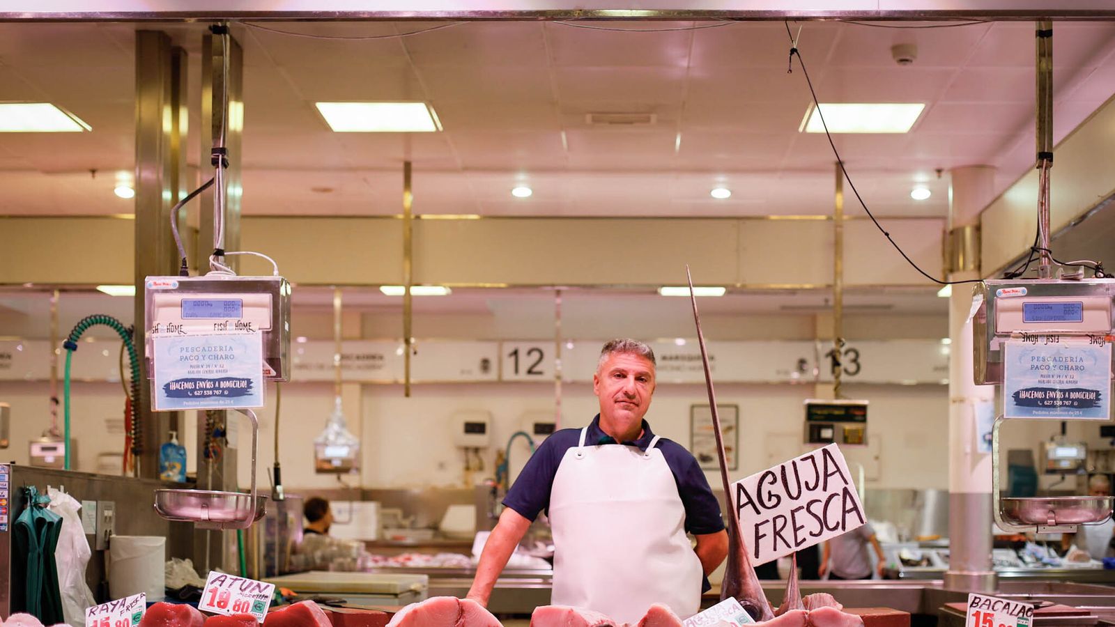 Paco 'El Sevillano' junto con la cabeza de aguja y el resto del género.