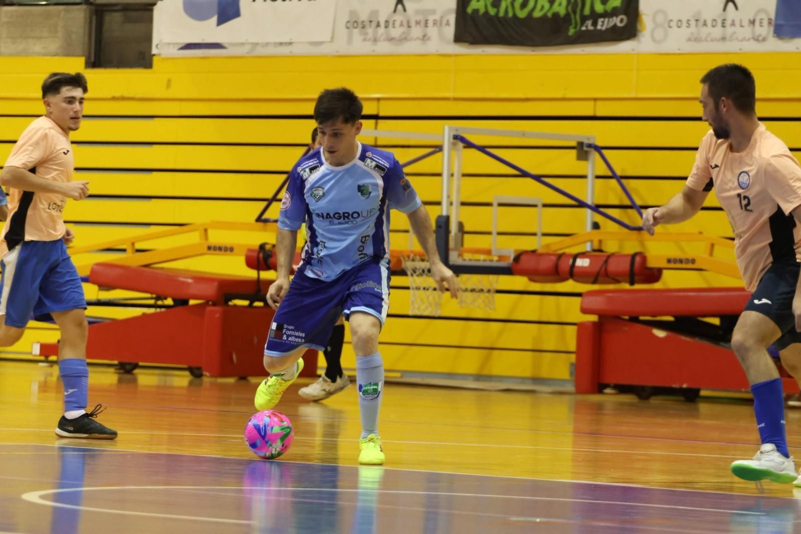 El pívot argentino conduce el balón ante la presión rival durante un encuentro de pretemporada del conjunto ejidense.