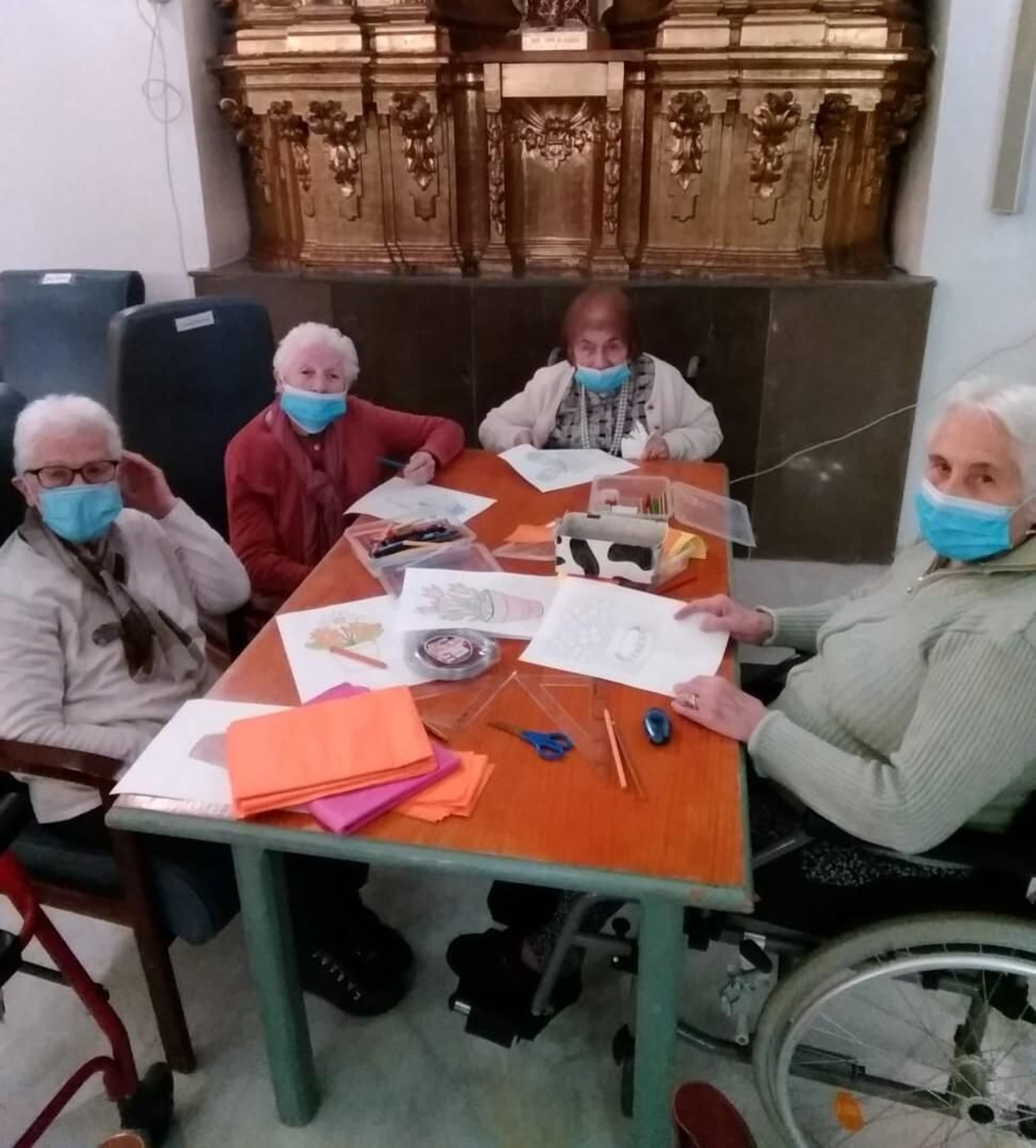 Varias usuarias de la residencia San Juan de la Cruz, en una actividad.