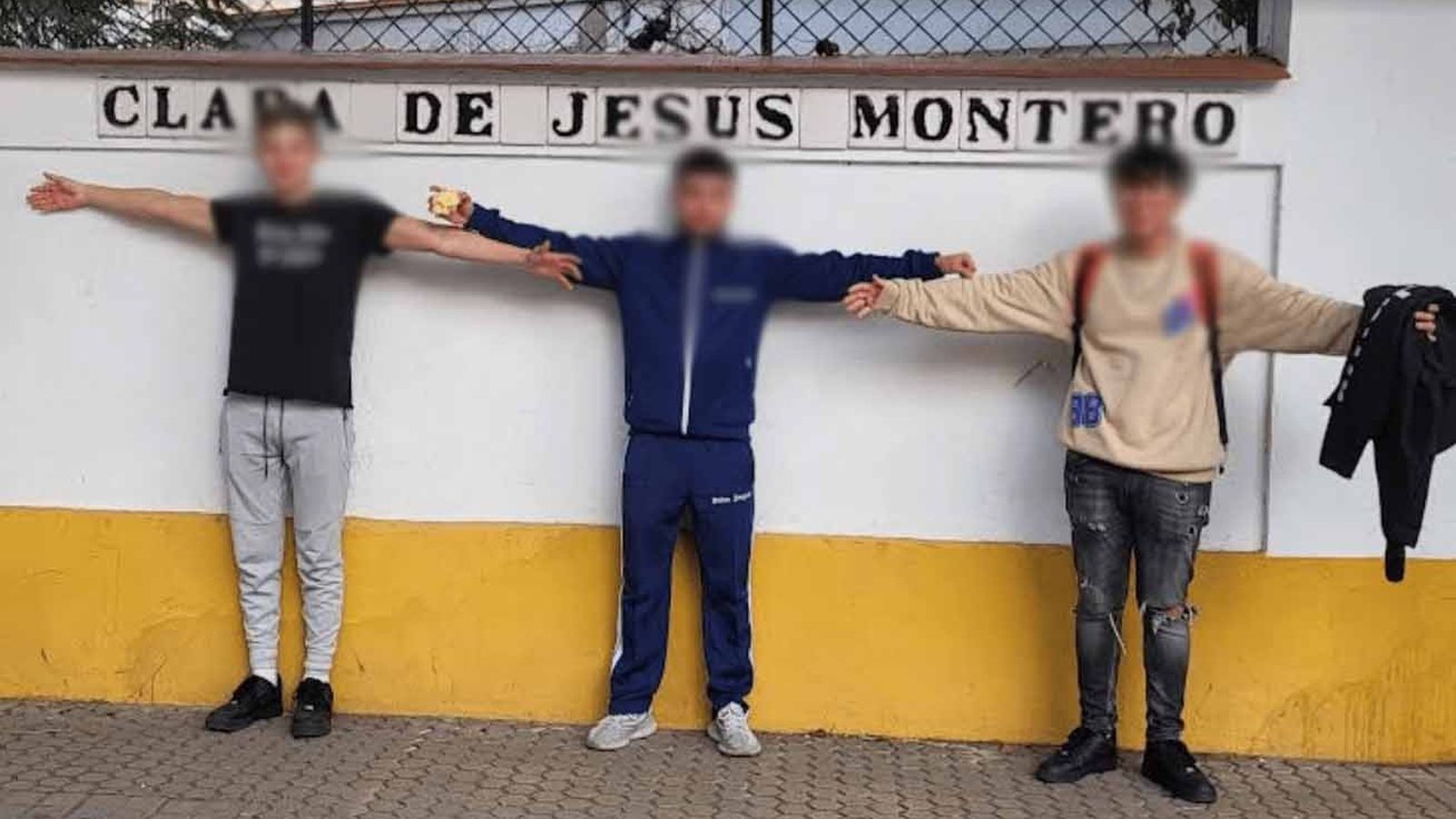 El rótulo de la calle Clara de Jesús Montero mide más de tres metros de largo.