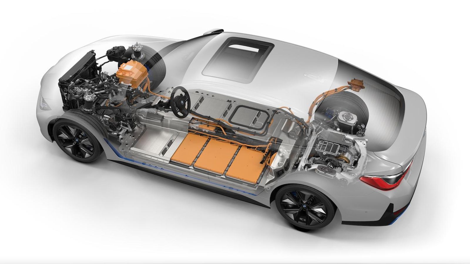 La batería es de igual capacidad en los dos i4. La autonomía varía de uno a otro en 80 km.